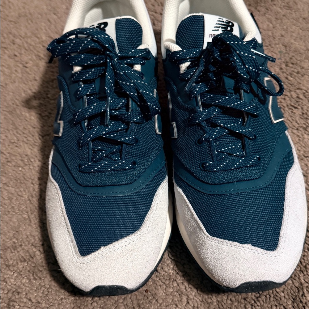 New Balance Men's blue and White Sneakers
